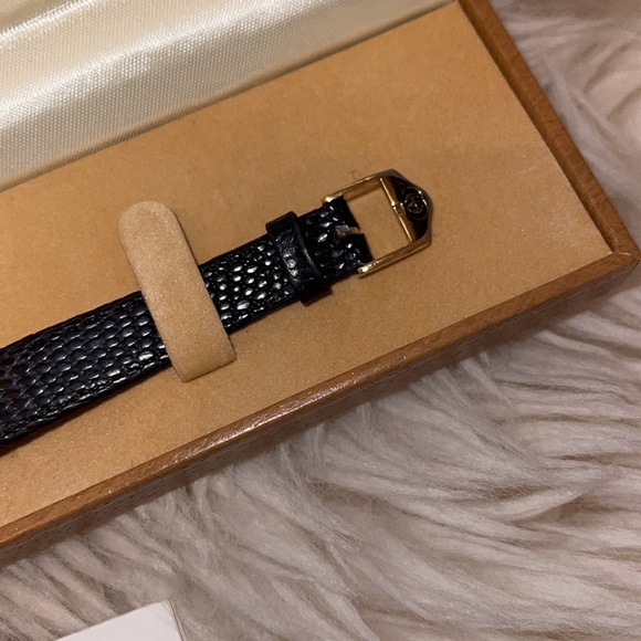 Vintage Ladies Gucci 4500 L Watch - Picture 3 of 9